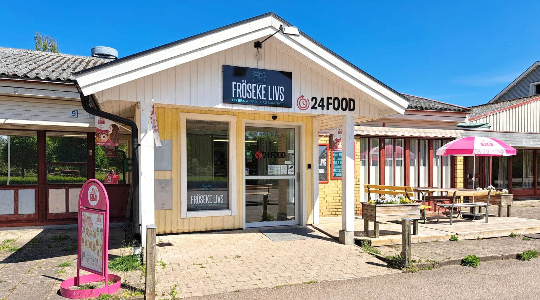 Centrumhuset på Nybrovägen 9 i Fröseke, med entrén till Fröseke Livs och uteplats framför den gula fasaden